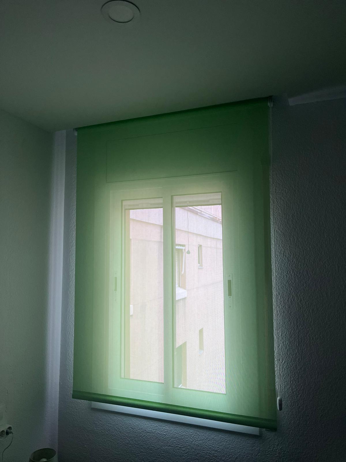 Estor enrollable verde instalado por Topasol