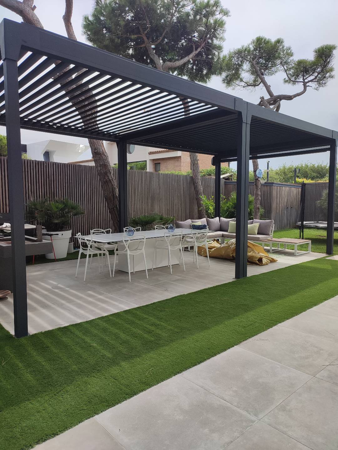 Pérgola bioclimática moderna instalada en una terraza