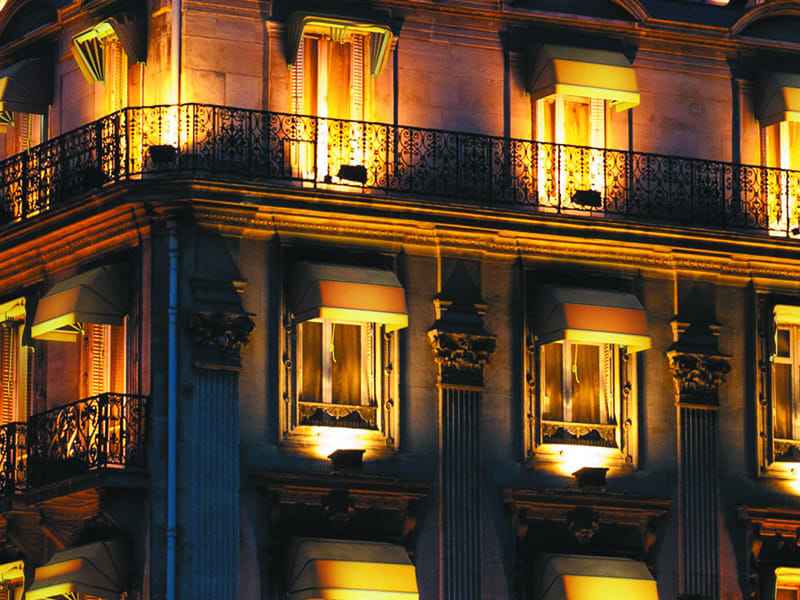 Toldos tipo capota instalados en balcones de un edificio