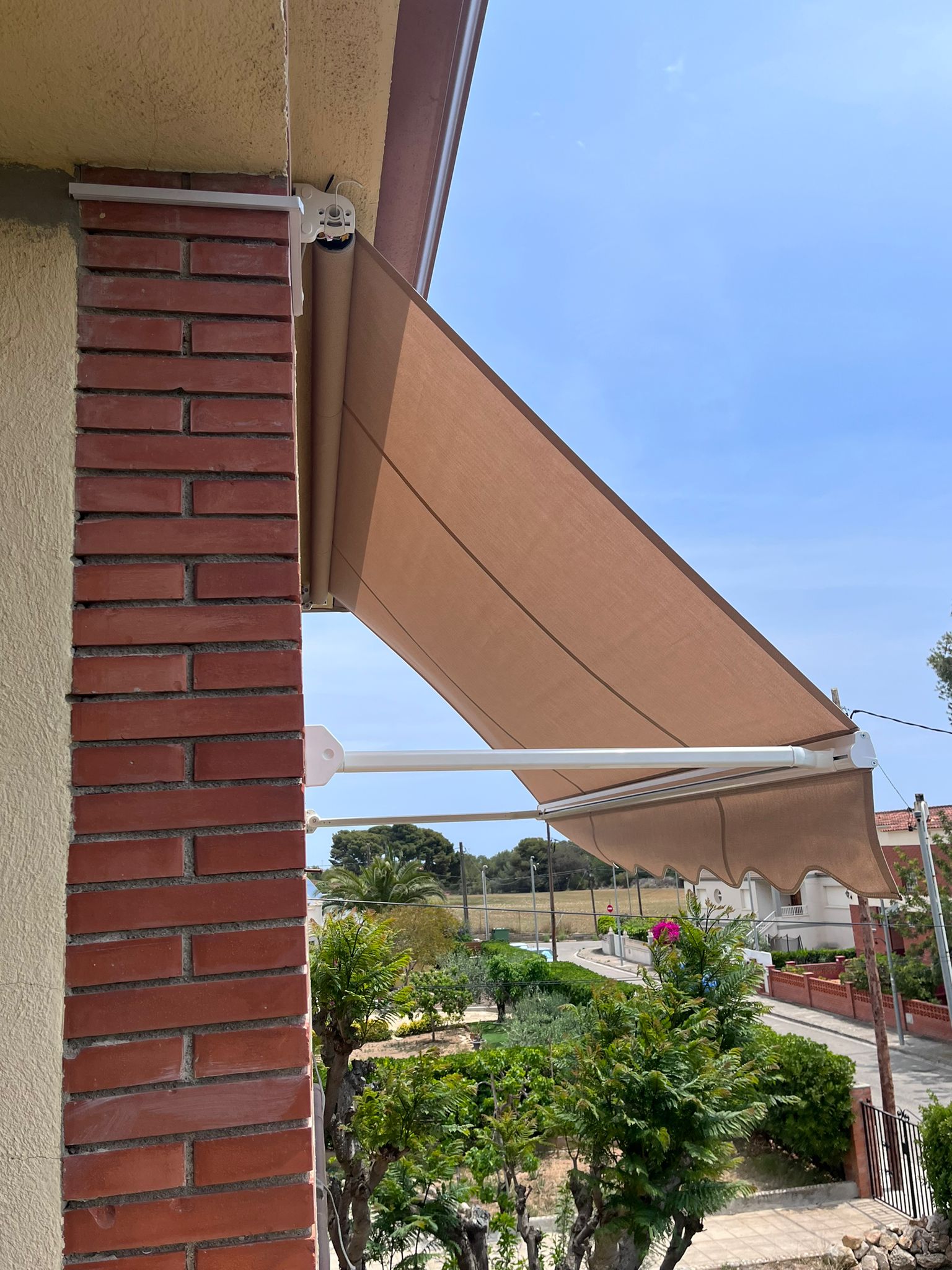 Toldo de punto recto instalado por Topasol