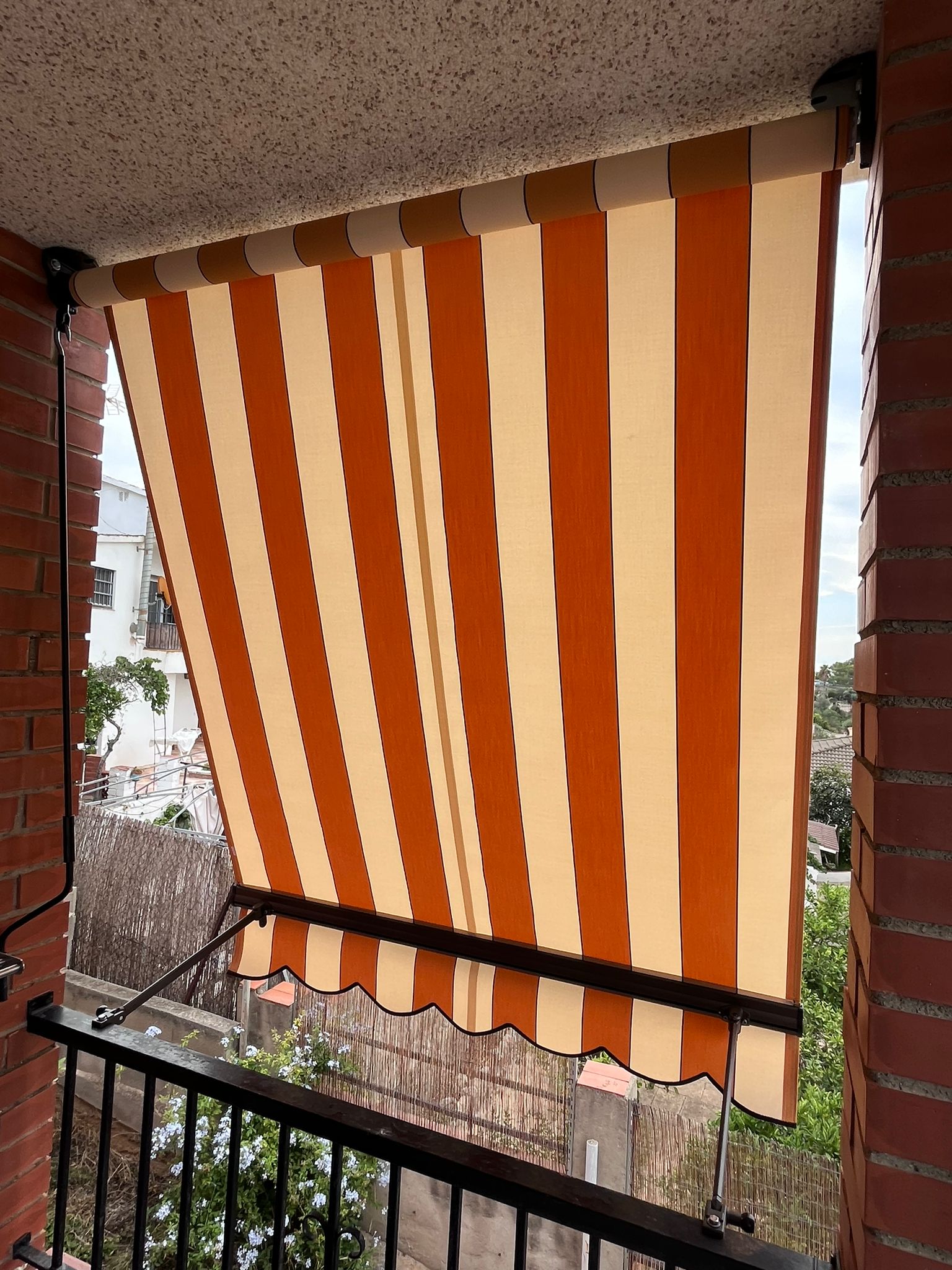 Toldo telón de rayas instalado en un balcón