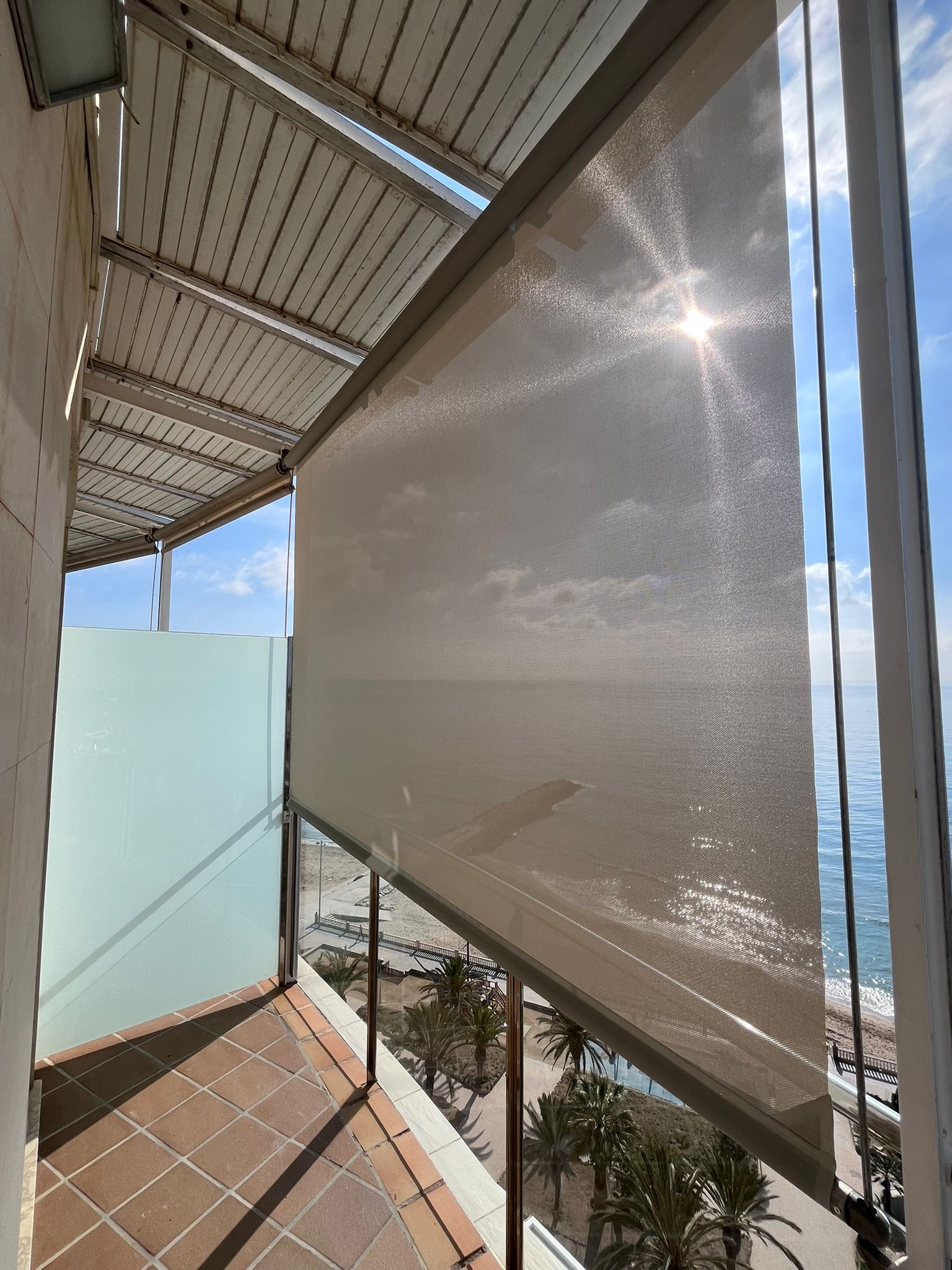 Toldo vertical instalado por Topasol