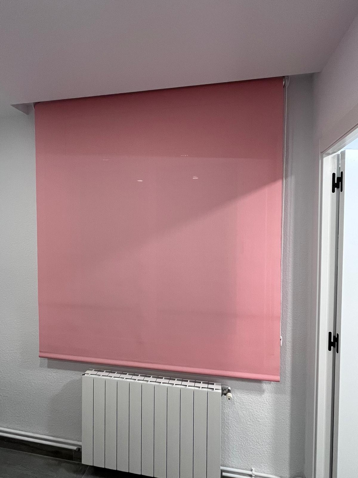 Estor enrollable rosa instalado por Topasol
